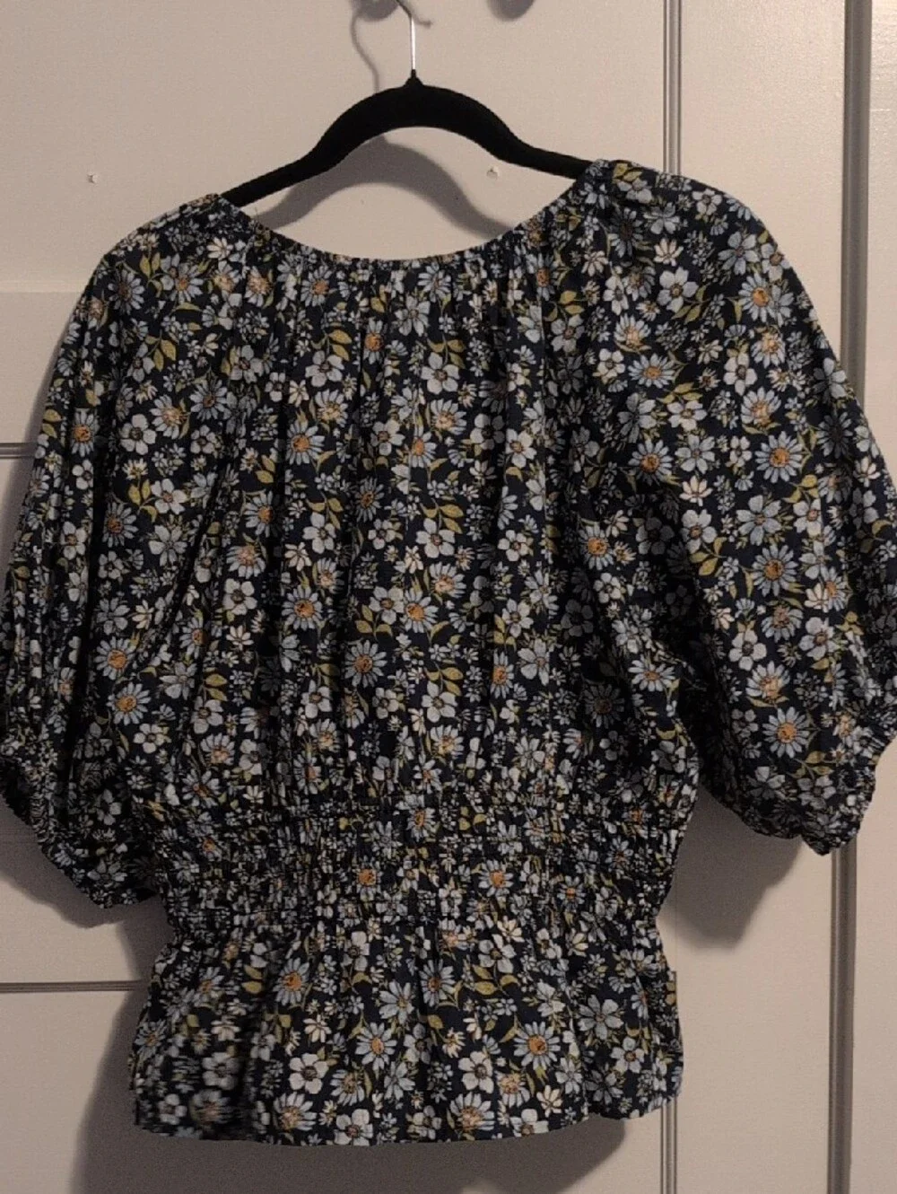 Old Navy Black Floral Puff-Sleeve Blouse with White & Yellow Daisies